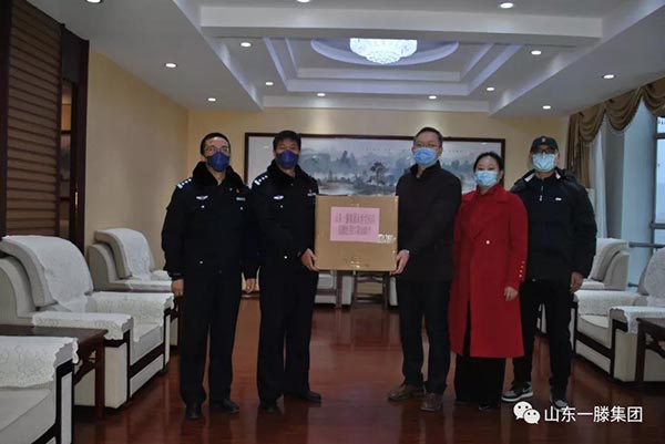 集團(tuán)總經(jīng)理助理滕婧一向泰安疫情防控一線捐贈防疫口罩