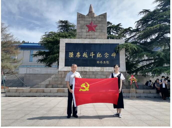 【慶祝建黨100周年】我和黨旗合個影-----兩代黨員的初心傳承