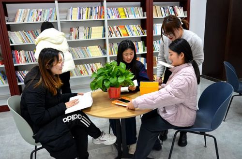 書(shū)香悅?cè)恕?閱讀越美麗——山東一滕集團(tuán)工會(huì)組織開(kāi)展“書(shū)香三八”讀書(shū)活動(dòng)