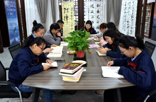 書(shū)香悅?cè)恕?閱讀越美麗——山東一滕集團(tuán)工會(huì)組織開(kāi)展“書(shū)香三八”讀書(shū)活動(dòng)