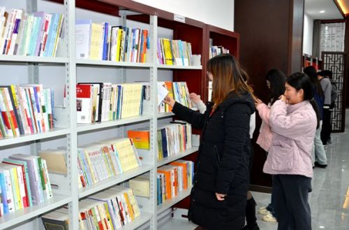 書(shū)香悅?cè)恕?閱讀越美麗——山東一滕集團(tuán)工會(huì)組織開(kāi)展“書(shū)香三八”讀書(shū)活動(dòng)