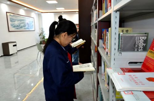 書(shū)香悅?cè)恕?閱讀越美麗——山東一滕集團(tuán)工會(huì)組織開(kāi)展“書(shū)香三八”讀書(shū)活動(dòng)