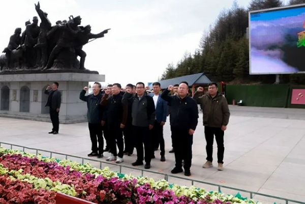 【堅定理想信念，傳承長征精神】集團黨委書記、董事長滕鴻儒到六盤山紅軍長征紀(jì)念館參觀并獻花籃