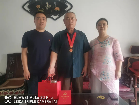 寧陽(yáng)一滕醫(yī)藥有限公司黨支部對(duì)2024年在黨五十周年老黨員進(jìn)行走訪慰問