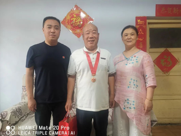 寧陽(yáng)一滕醫(yī)藥有限公司黨支部對(duì)2024年在黨五十周年老黨員進(jìn)行走訪慰問
