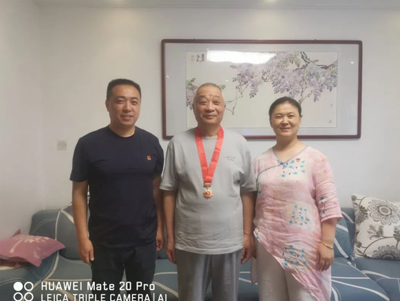 寧陽(yáng)一滕醫(yī)藥有限公司黨支部對(duì)2024年在黨五十周年老黨員進(jìn)行走訪慰問