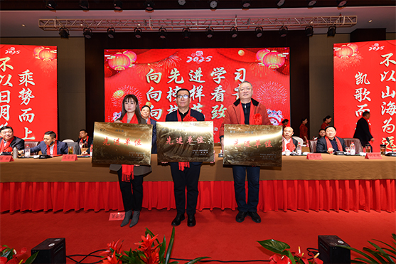 迎接新機遇 續(xù)寫新輝煌 | 一滕集團2024年總結表彰大會暨2025年度責任狀授領儀式隆重舉行