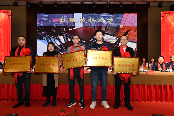 迎接新機遇 續(xù)寫新輝煌 | 一滕集團2024年總結表彰大會暨2025年度責任狀授領儀式隆重舉行