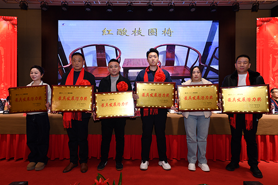 迎接新機遇 續(xù)寫新輝煌 | 一滕集團2024年總結表彰大會暨2025年度責任狀授領儀式隆重舉行