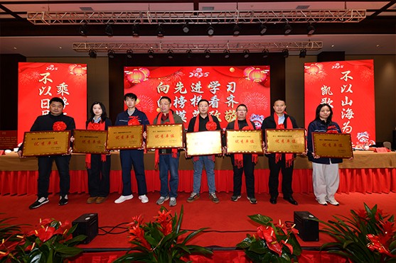 迎接新機遇 續(xù)寫新輝煌 | 一滕集團2024年總結表彰大會暨2025年度責任狀授領儀式隆重舉行