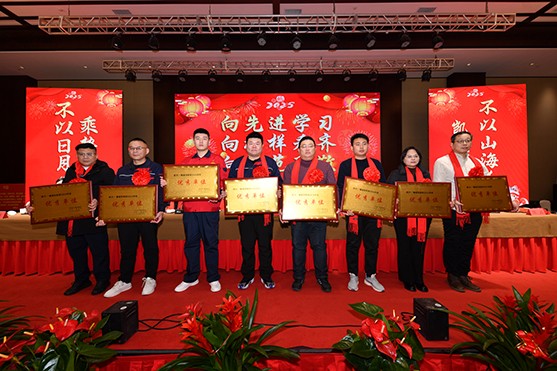 迎接新機遇 續(xù)寫新輝煌 | 一滕集團2024年總結表彰大會暨2025年度責任狀授領儀式隆重舉行