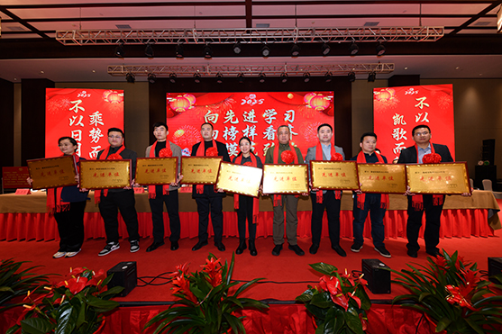 迎接新機遇 續(xù)寫新輝煌 | 一滕集團2024年總結表彰大會暨2025年度責任狀授領儀式隆重舉行