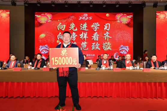 迎接新機遇 續(xù)寫新輝煌 | 一滕集團2024年總結表彰大會暨2025年度責任狀授領儀式隆重舉行