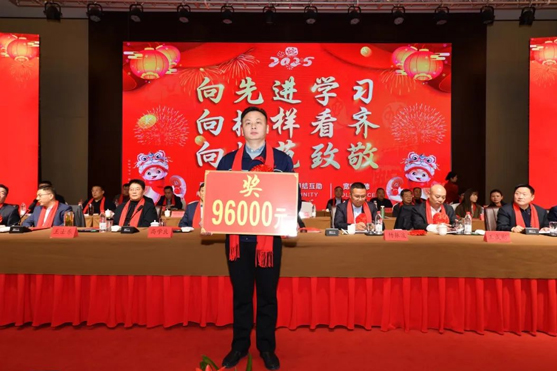 迎接新機遇 續(xù)寫新輝煌 | 一滕集團2024年總結表彰大會暨2025年度責任狀授領儀式隆重舉行