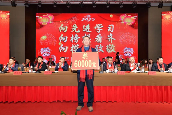 迎接新機遇 續(xù)寫新輝煌 | 一滕集團2024年總結表彰大會暨2025年度責任狀授領儀式隆重舉行