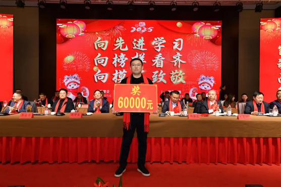 迎接新機遇 續(xù)寫新輝煌 | 一滕集團2024年總結表彰大會暨2025年度責任狀授領儀式隆重舉行