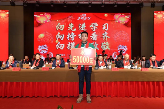 迎接新機遇 續(xù)寫新輝煌 | 一滕集團2024年總結表彰大會暨2025年度責任狀授領儀式隆重舉行