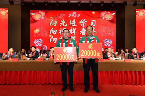 迎接新機遇 續(xù)寫新輝煌 | 一滕集團2024年總結表彰大會暨2025年度責任狀授領儀式隆重舉行