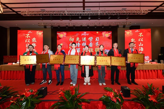 迎接新機遇 續(xù)寫新輝煌 | 一滕集團2024年總結表彰大會暨2025年度責任狀授領儀式隆重舉行