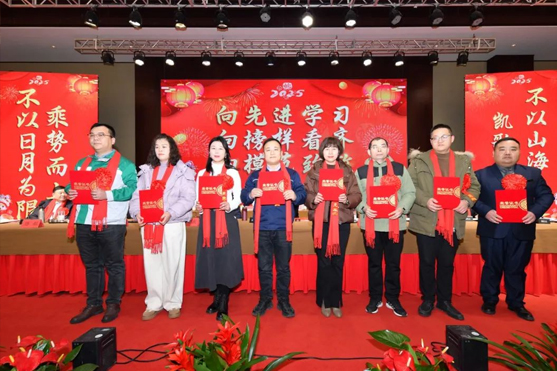 迎接新機遇 續(xù)寫新輝煌 | 一滕集團2024年總結表彰大會暨2025年度責任狀授領儀式隆重舉行