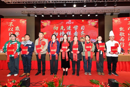 迎接新機遇 續(xù)寫新輝煌 | 一滕集團2024年總結表彰大會暨2025年度責任狀授領儀式隆重舉行
