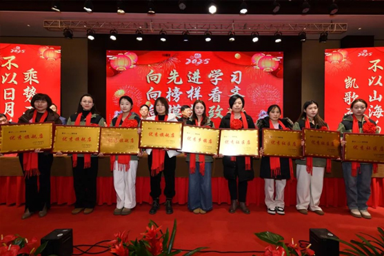 迎接新機遇 續(xù)寫新輝煌 | 一滕集團2024年總結表彰大會暨2025年度責任狀授領儀式隆重舉行