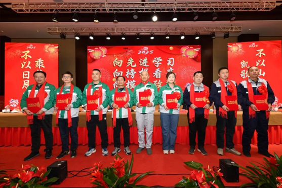 迎接新機遇 續(xù)寫新輝煌 | 一滕集團2024年總結表彰大會暨2025年度責任狀授領儀式隆重舉行