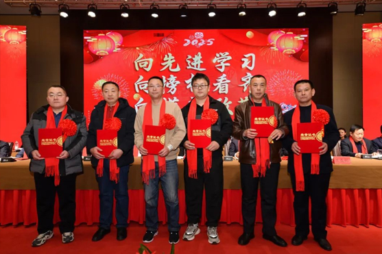 迎接新機遇 續(xù)寫新輝煌 | 一滕集團2024年總結表彰大會暨2025年度責任狀授領儀式隆重舉行