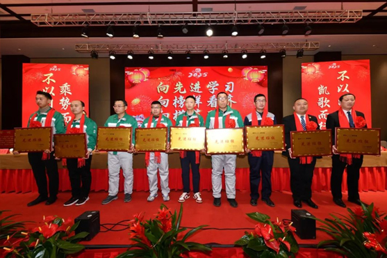 迎接新機遇 續(xù)寫新輝煌 | 一滕集團2024年總結表彰大會暨2025年度責任狀授領儀式隆重舉行