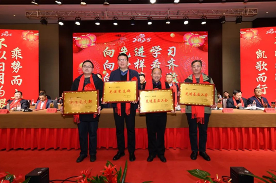 迎接新機遇 續(xù)寫新輝煌 | 一滕集團2024年總結表彰大會暨2025年度責任狀授領儀式隆重舉行
