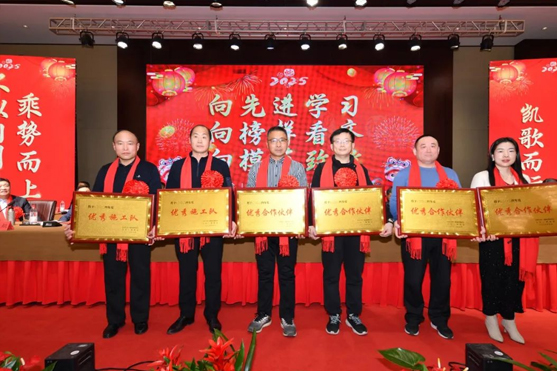 迎接新機遇 續(xù)寫新輝煌 | 一滕集團2024年總結表彰大會暨2025年度責任狀授領儀式隆重舉行