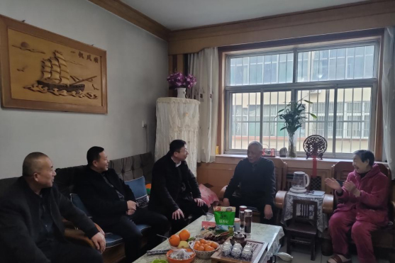 肥城一滕醫(yī)藥走訪慰問退休老干部職工及高齡老人